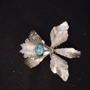 Vintage Silver Tone Flower W/ Turquoise Stone in the center Brooch